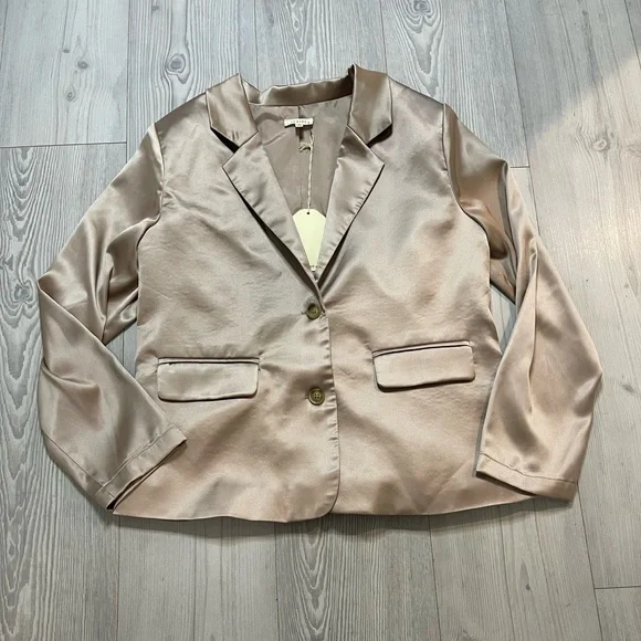 Silky Dinner Blazer 🤍 - Picture 2 of 5